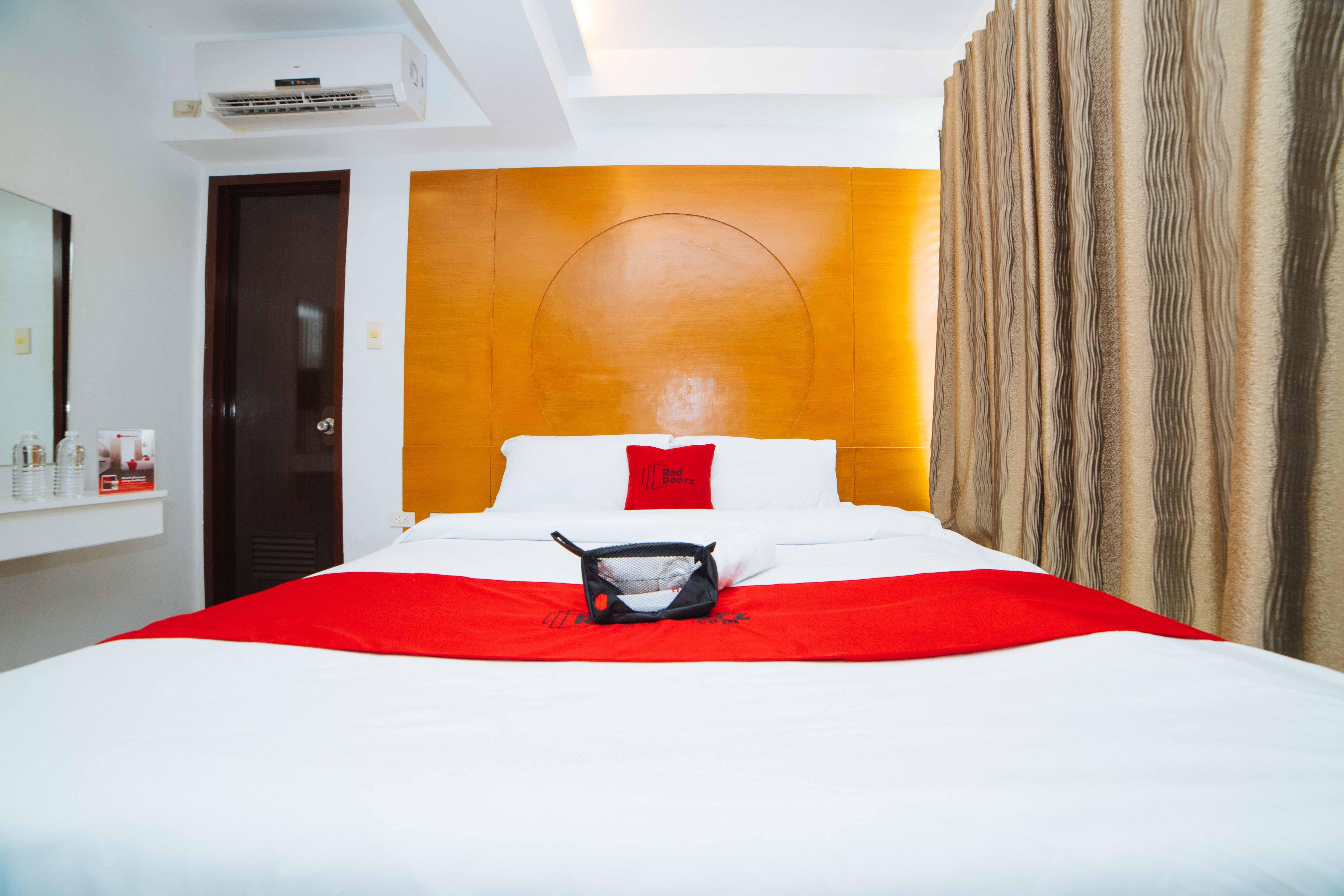 Hotel RedDoorz near Bambang Station Manila Exterior foto
