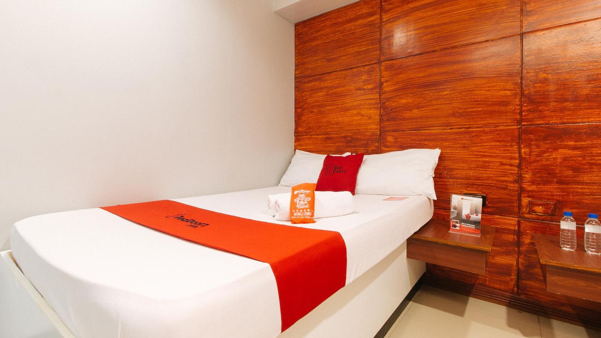 Hotel RedDoorz near Bambang Station Manila Exterior foto