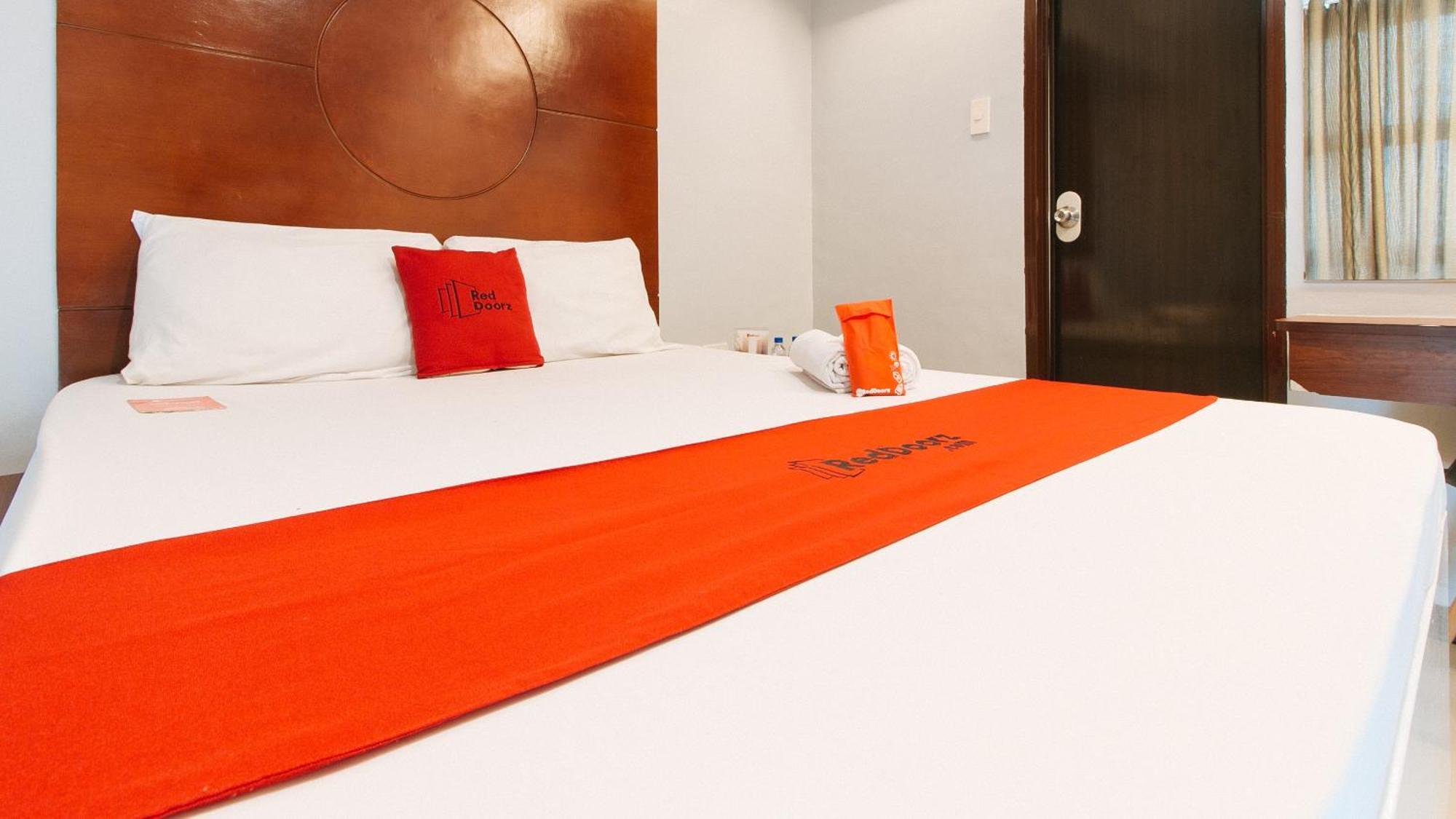 Hotel RedDoorz near Bambang Station Manila Exterior foto